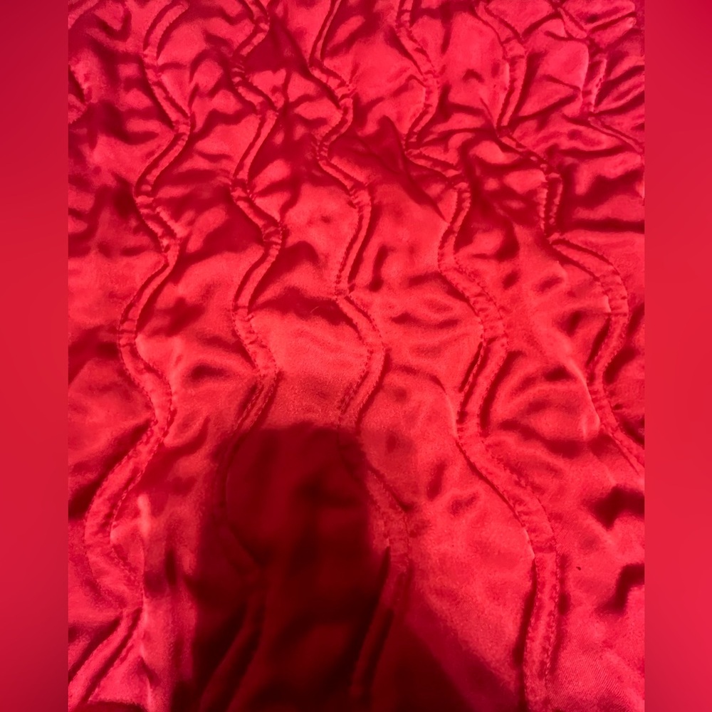 Lovely red quilted Neiman Marcus robe. Medium to large. - Picture 12 of 17